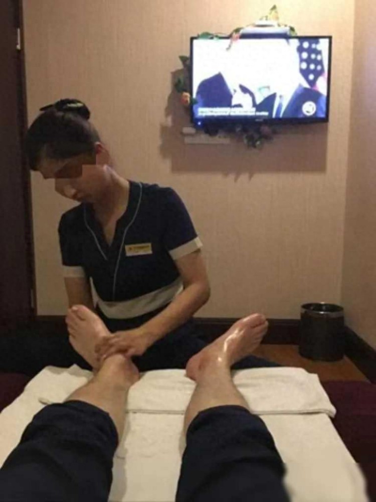 在廣西河池，男子到足浴店泡腳，對(duì)90后老板娘一見鐘情，并開始貧窮