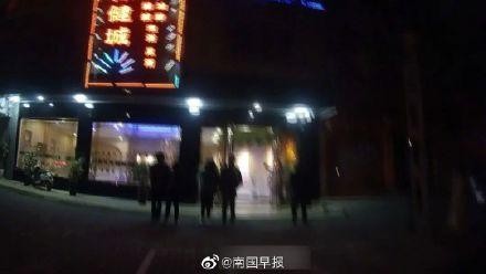 廣西一家健康俱樂部的營(yíng)業(yè)時(shí)間很奇怪，很多男女賣淫嫖娼被抓 健康俱樂部多名男女賣淫嫖娼被捕