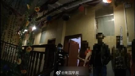 廣西一養(yǎng)生會(huì)所營(yíng)業(yè)時(shí)間古怪多名男女賣淫嫖娼被抓養(yǎng)生會(huì)所多名男女賣淫嫖娼被抓