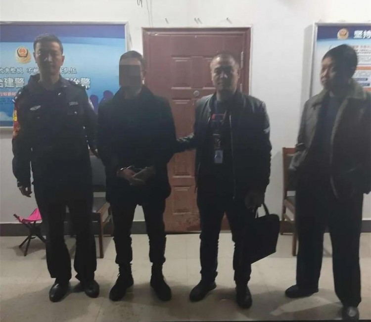 在拖欠了18名技師工資后，貴州一沐足店失去了聯(lián)系，一人被抓，一人自首