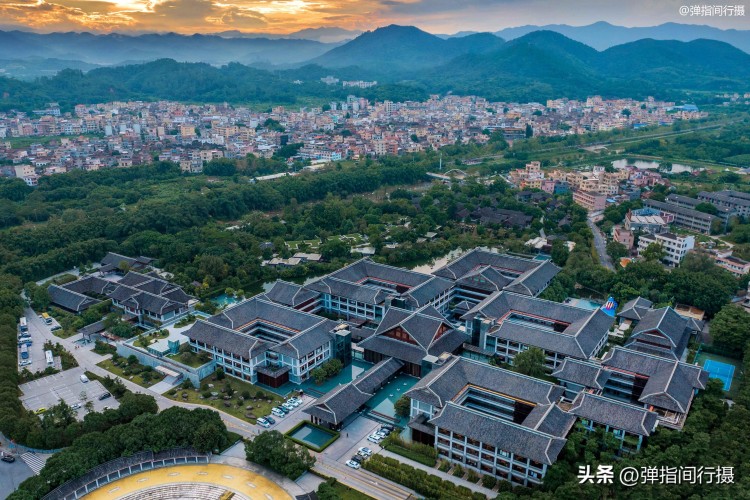 入住廣東豪華溫泉酒店，白天禪修明心靜氣，夜泡溫泉舒緩身體