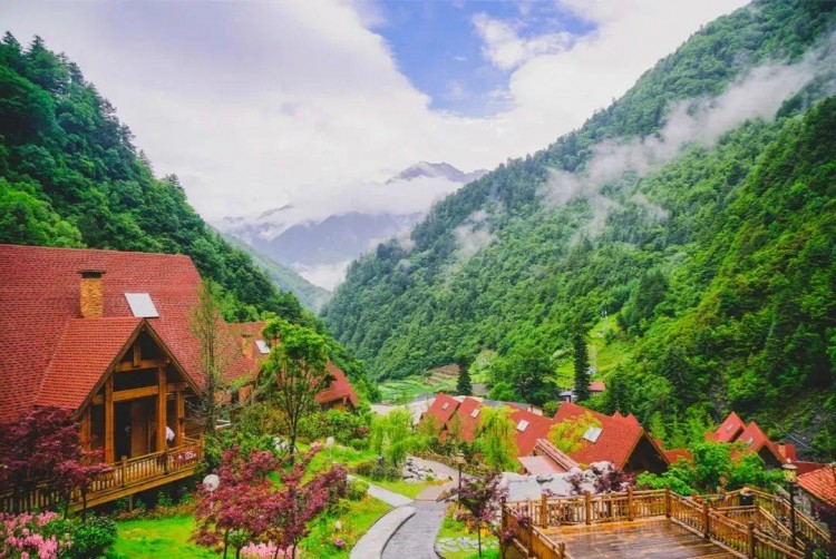 古爾溝國(guó)際溫泉康養(yǎng)度假區(qū)：四川最美的雪山下的溫泉康養(yǎng)勝地