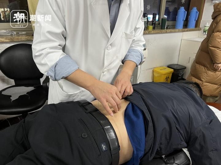 職場的卷脖子和腰最先感受到！推拿科夜門診里擠滿了年輕人