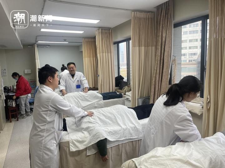 職場的卷脖子和腰最先感受到！推拿科夜門診里擠滿了年輕人
