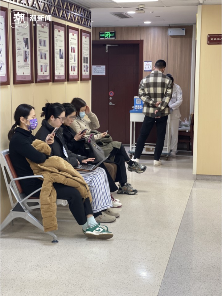 職場的卷脖子和腰最先感受到！推拿科夜門診里擠滿了年輕人