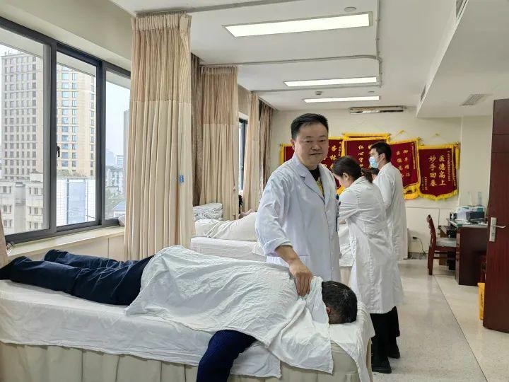 推拿科夜門診擠滿年輕人！費(fèi)用大部分還能醫(yī)保報(bào)銷網(wǎng)友：很痛但真香