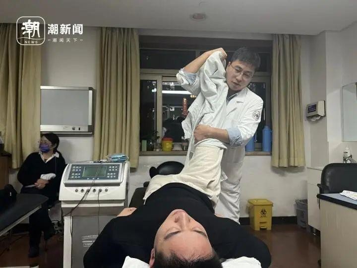 推拿科夜門診擠滿年輕人！費(fèi)用大部分還能醫(yī)保報(bào)銷網(wǎng)友：很痛但真香