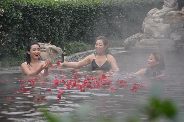 陜西品質(zhì)溫泉發(fā)現(xiàn)之旅 美女演繹溫泉邂逅紅酒的浪漫