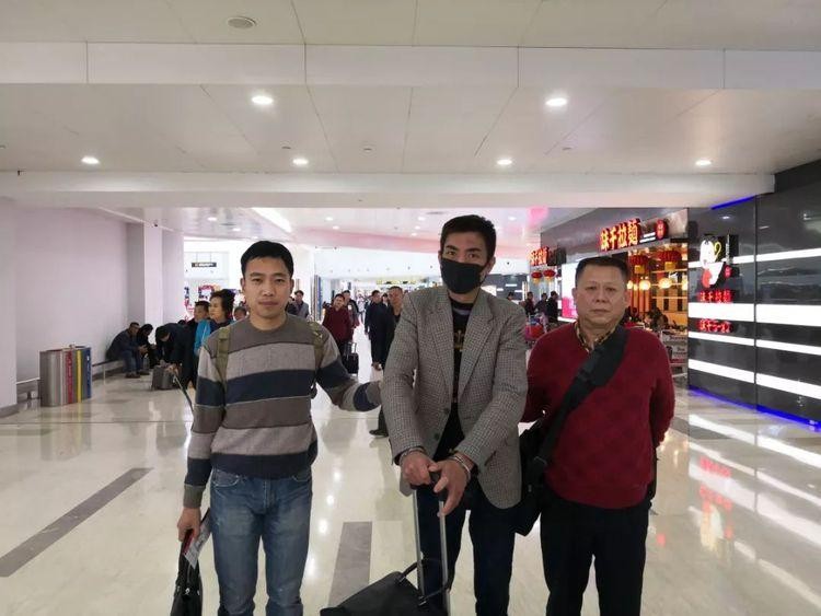 女子偶遇小費(fèi)隨便出手300的富商于是帶閨蜜一起赴宴結(jié)果兩人在房間內(nèi)無(wú)語(yǔ)了