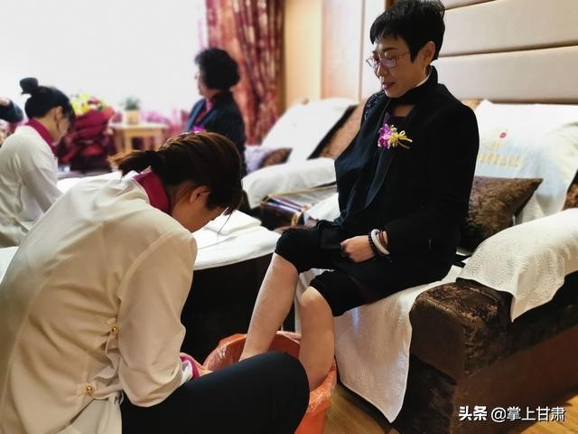 甘肅白海螺健康管理中心開業(yè)首日為10位母親提供免費藏浴服務