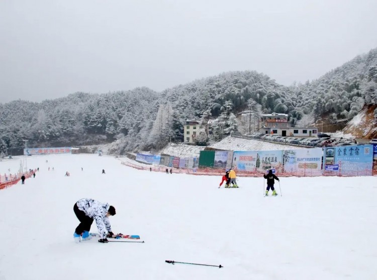 湖北省內(nèi)唯一可以滑雪泡溫泉的寶藏小縣城一到冬天簡(jiǎn)直美翻
