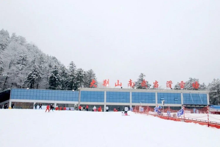 湖北省內(nèi)唯一可以滑雪泡溫泉的寶藏小縣城一到冬天簡(jiǎn)直美翻