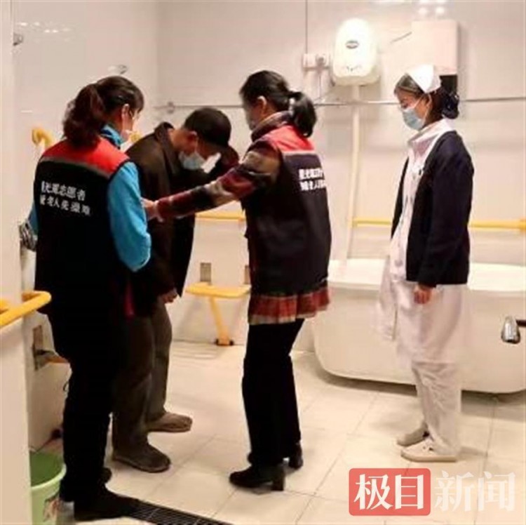 解決老年人洗澡難的問題，孝感助浴者黃紅霞發(fā)起了同名志愿者聯(lián)盟