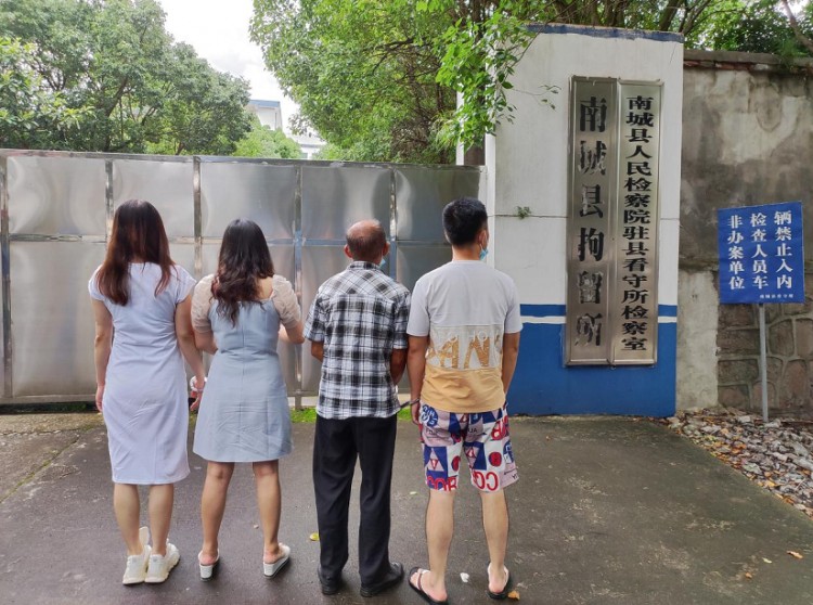 江西一足浴店內(nèi)4名男女被抓現(xiàn)行