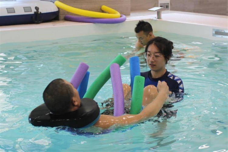 不吃藥來泡澡康復(fù)師為保患者安全每天堅持鍛煉探秘襄陽唯一一家醫(yī)院水療中心