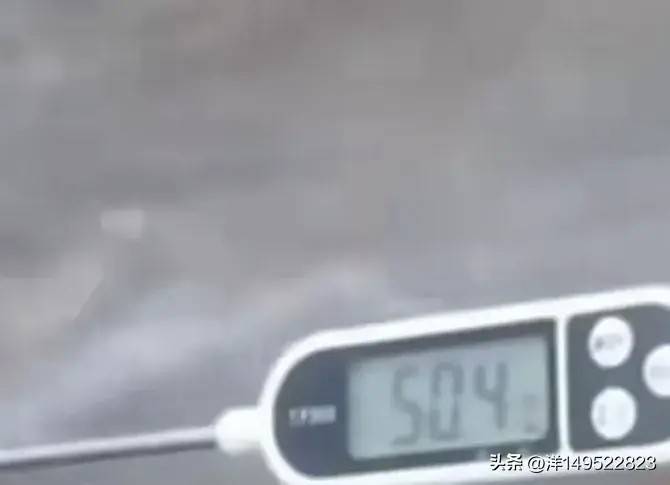 #成都頭條#?河南鄭州馬路噴泉市民路邊泡腳洗衣服...