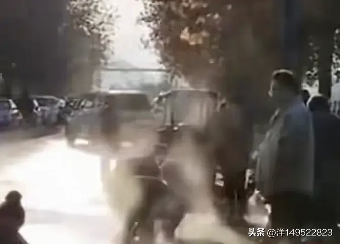 #成都頭條#?河南鄭州馬路噴泉市民路邊泡腳洗衣服...