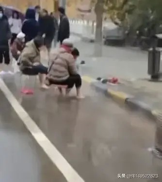 #成都頭條#?河南鄭州馬路噴泉市民路邊泡腳洗衣服...