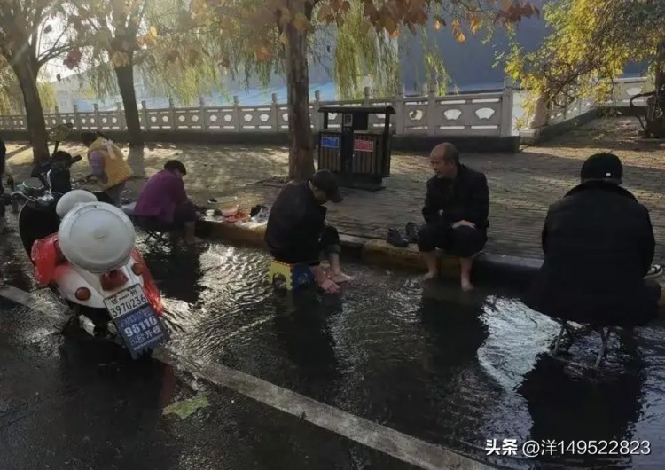 #成都頭條#?河南鄭州馬路噴泉市民路邊泡腳洗衣服...