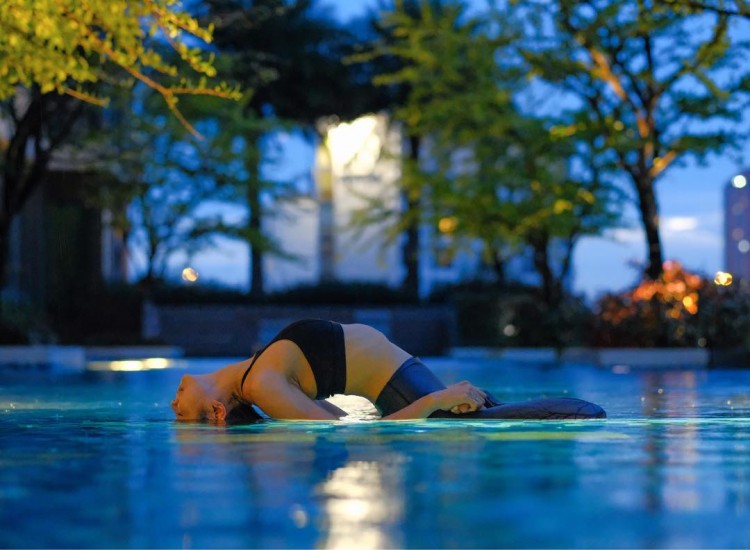 夜幕降臨拒絕深夜的啤酒來一場瑜伽SPA