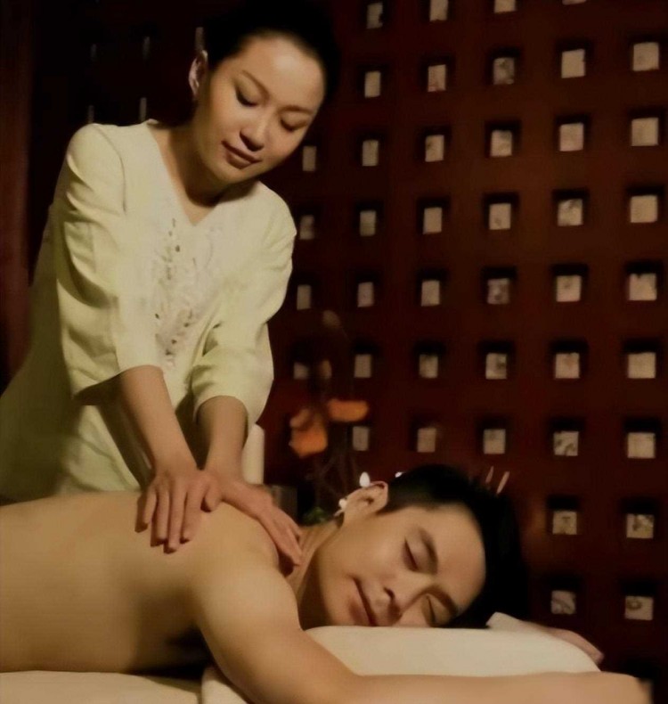 益陽男子去足浴店按摩享受四小時(shí)買單時(shí)突然下跪！老板趕緊報(bào)警
