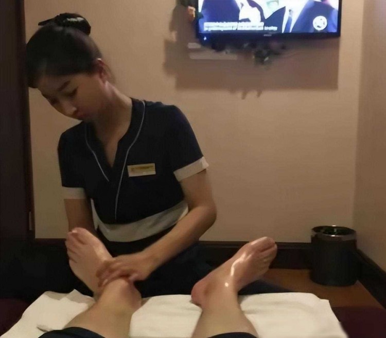 益陽男子去足浴店按摩享受四小時(shí)買單時(shí)突然下跪！老板趕緊報(bào)警