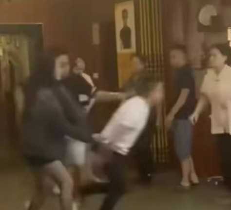 益陽男子去足浴店按摩享受四小時(shí)買單時(shí)突然下跪！老板趕緊報(bào)警