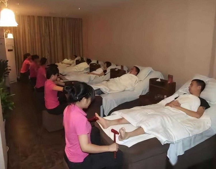 益陽男子去足浴店按摩享受四小時(shí)買單時(shí)突然下跪！老板趕緊報(bào)警